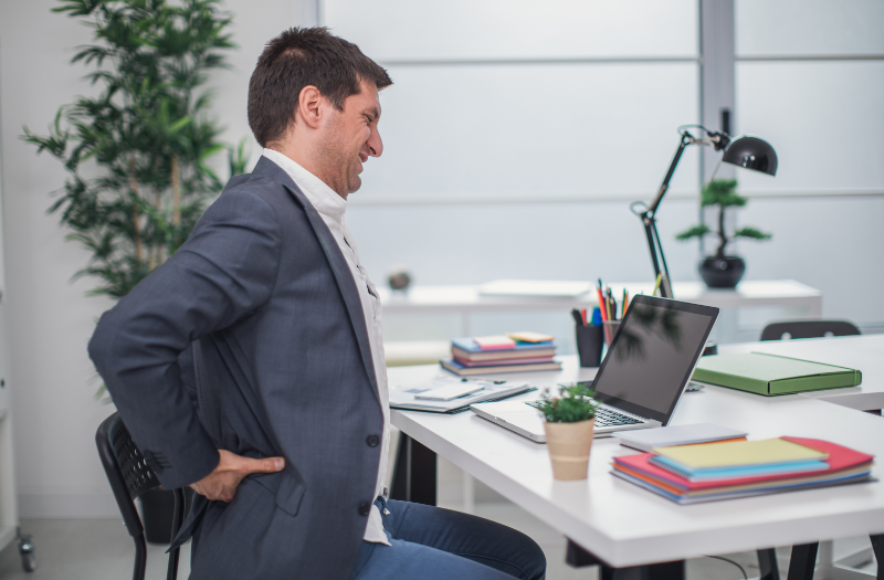Un hombre que sufre de dolor de espalda.