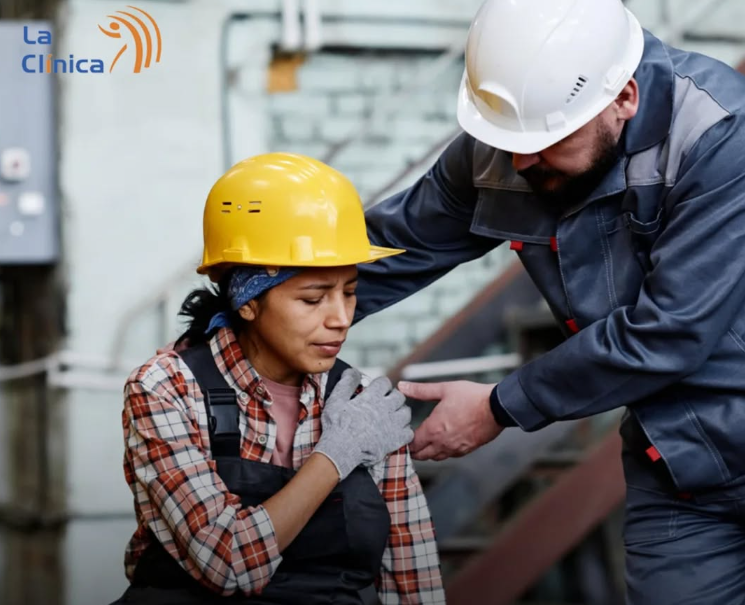 Largas jornadas laborales en la fábrica que provocan dolor de espalda. Lesión por dolor de espalda derivada del trabajo.